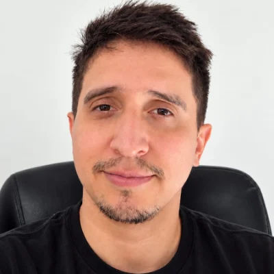 Gastón Climent, fundador de Climind, con una remera negra con el logo de Climind